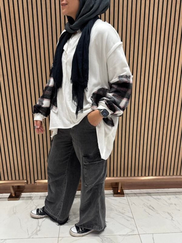 White sweatshirt with wool sleeves - Image 3