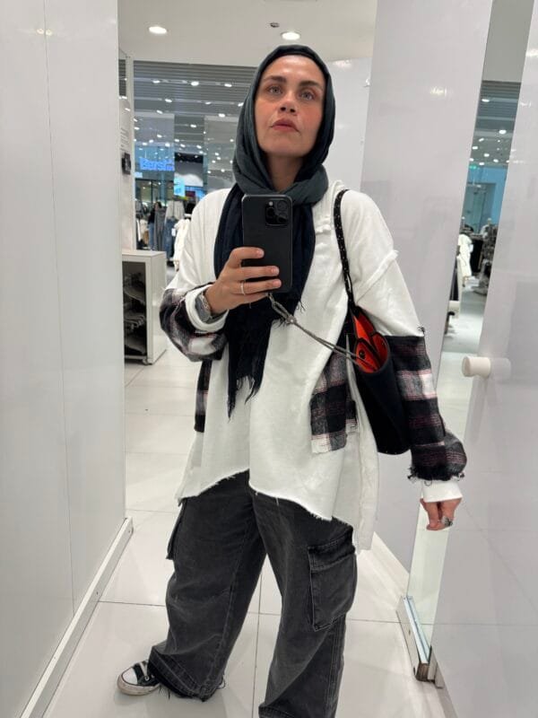 White sweatshirt with wool sleeves - Image 2